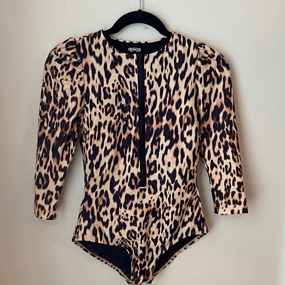 Stylest Cheetah DREAMSCULPT® Puff Sleeve Zip - Picture 1 of 5
